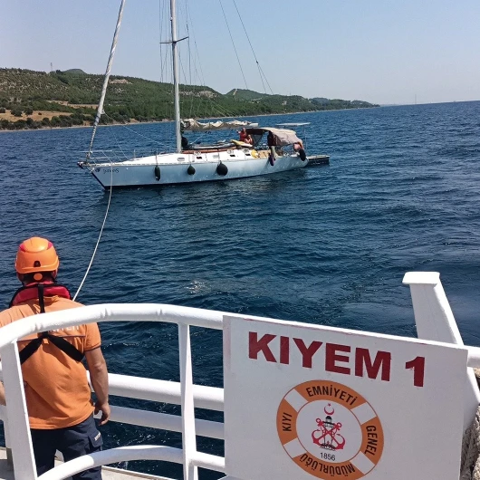 Çanakkale Boğazı'nda Arızalanıp Sürüklenen Tekne Kurtarıldı