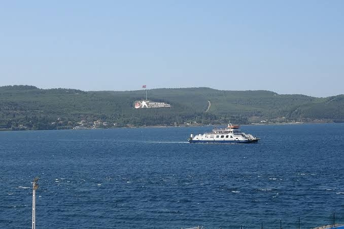 Çanakkale Boğazı'nda Gemi Karaya Oturdu: Trafik Çift Yönlü Kapatıldı