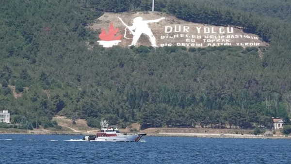 Çanakkale Boğazı'nda Karaya Oturan Yük Gemisi Deniz Trafiğini Durdurdu
