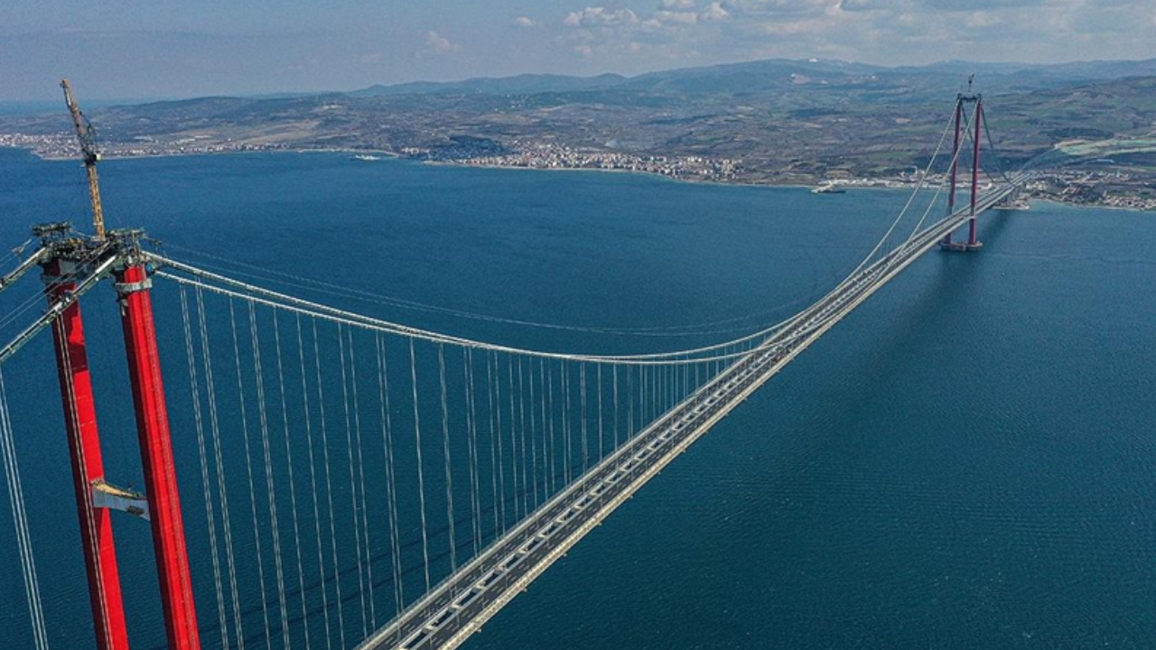 Çanakkale Boğazı'ndan dev vinç gemisi geçişi
