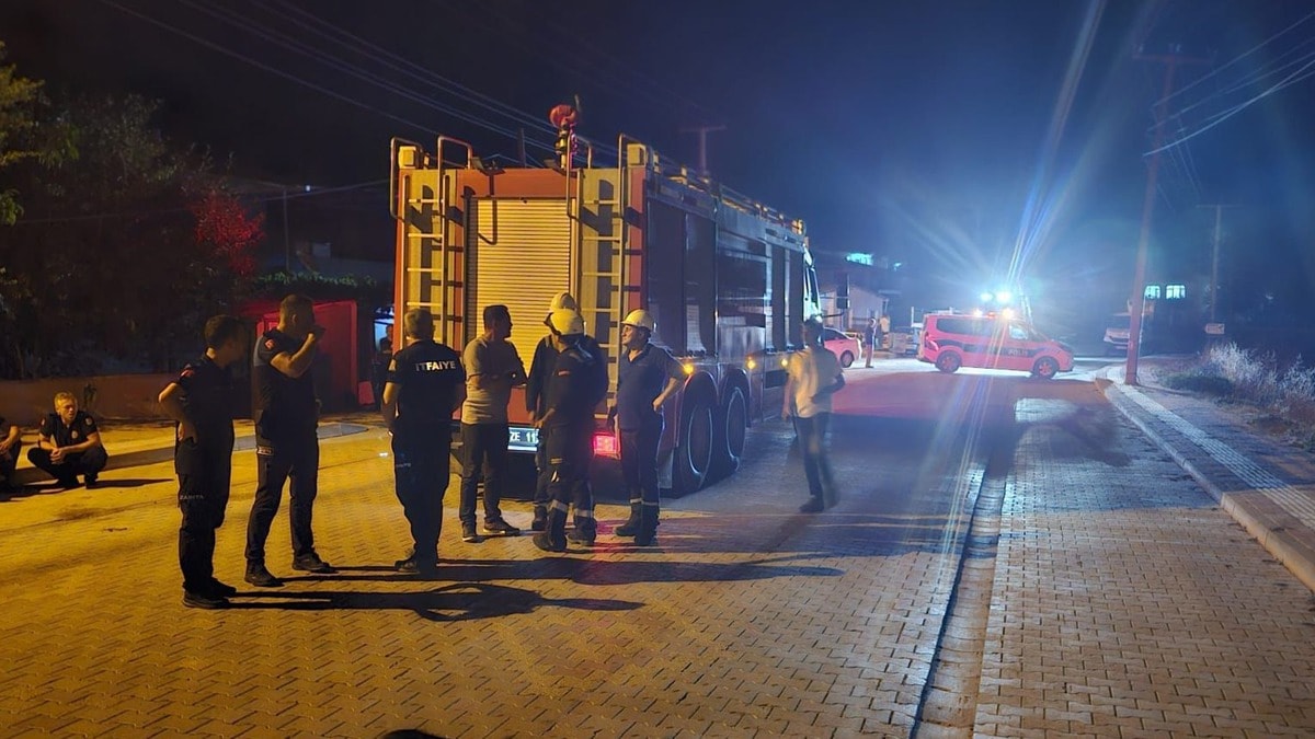 Çanakkale'de Korkunç Kaza: Yolun Karşısına Geçmek İsteyen Aileye Otomobil Çarptı