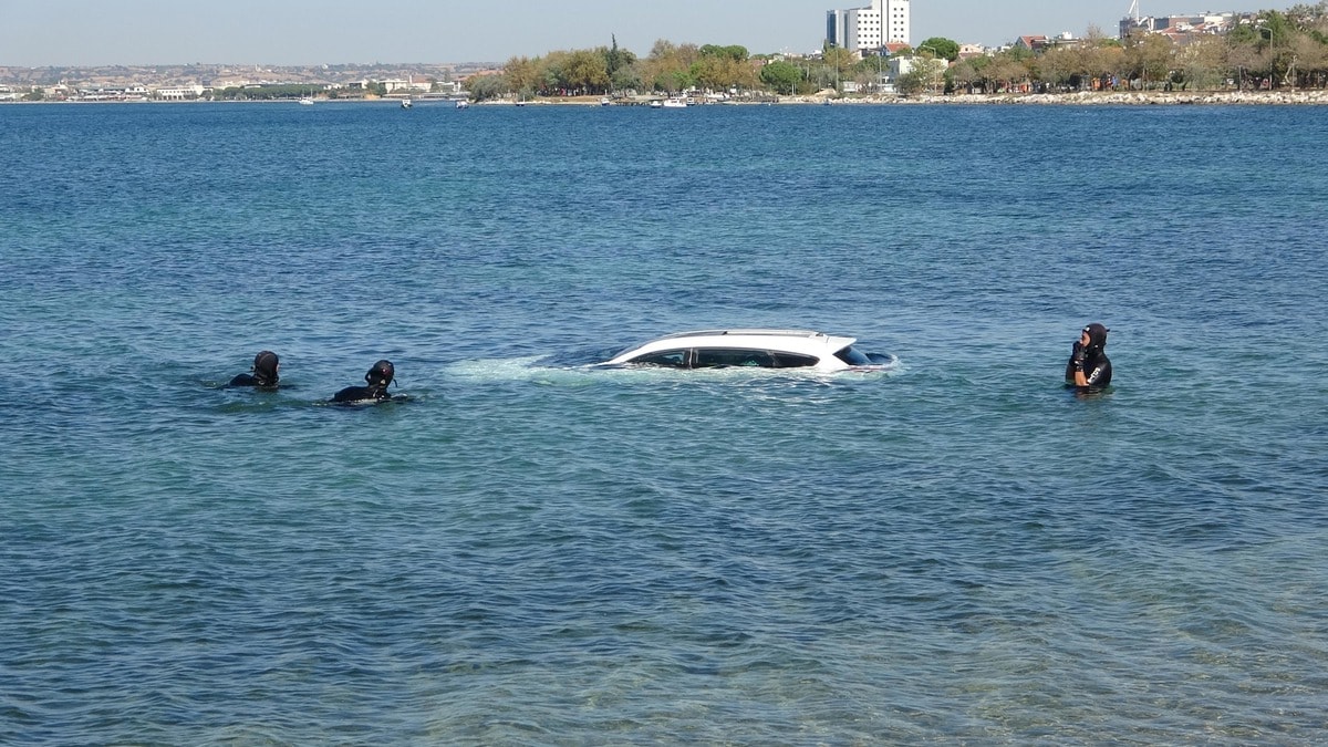 Çanakkale'de El Freni Çekilmeyen Otomobil Denize Uçtu