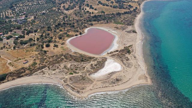 Çanakkale'deki Kalpli Göl Doğal Güzelliğiyle Büyüledi