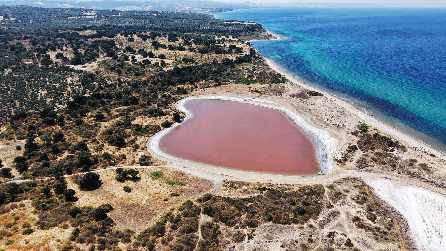 Çanakkale'de Kalpli Göl Pembe Renge Büründü