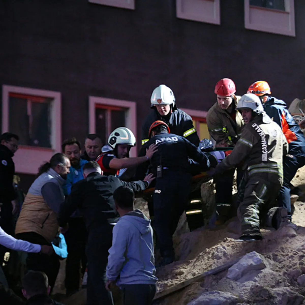 Çanakkale'de Kampüs Toprak Kayması: 2 İşçi Kurtarıldı