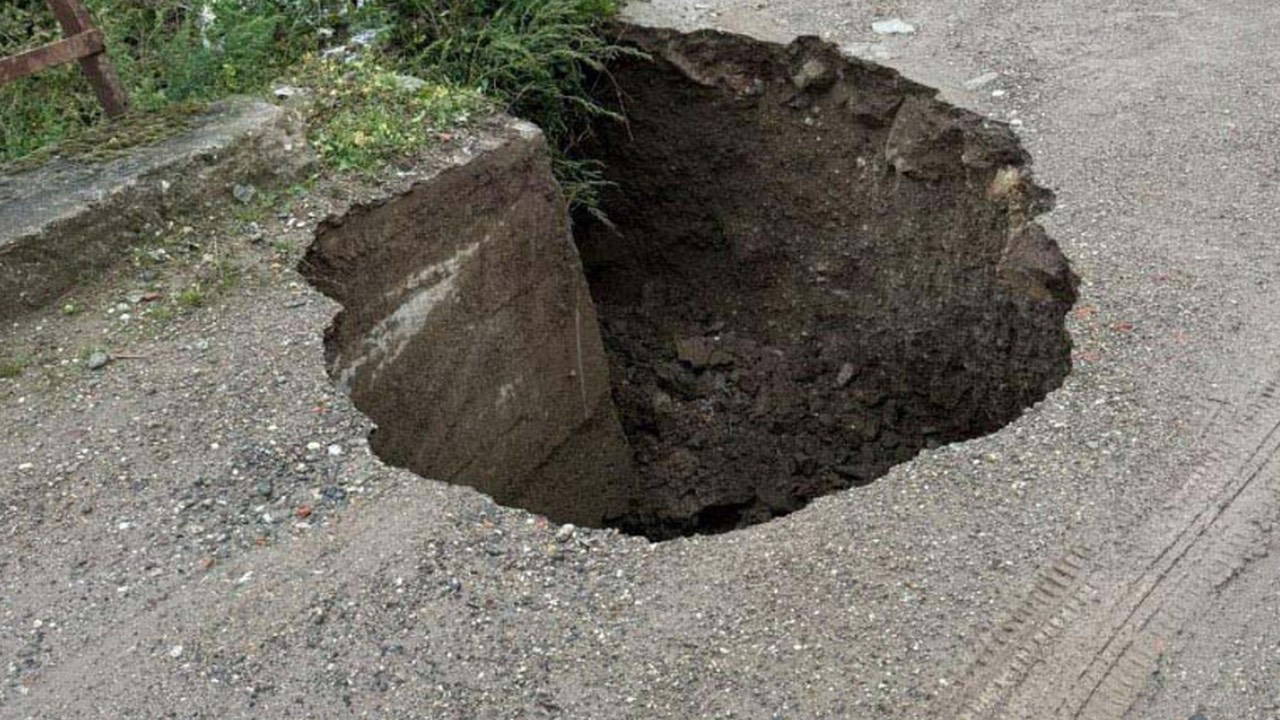 Çanakkale'de Sağanak ve Fırtına: Yol Çöktü, Tekneler Karaya Vurdu