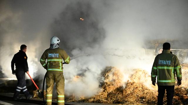 Çanakkale'de Saman Yüklü Tır Seyir Halindeyken Alev Aldı