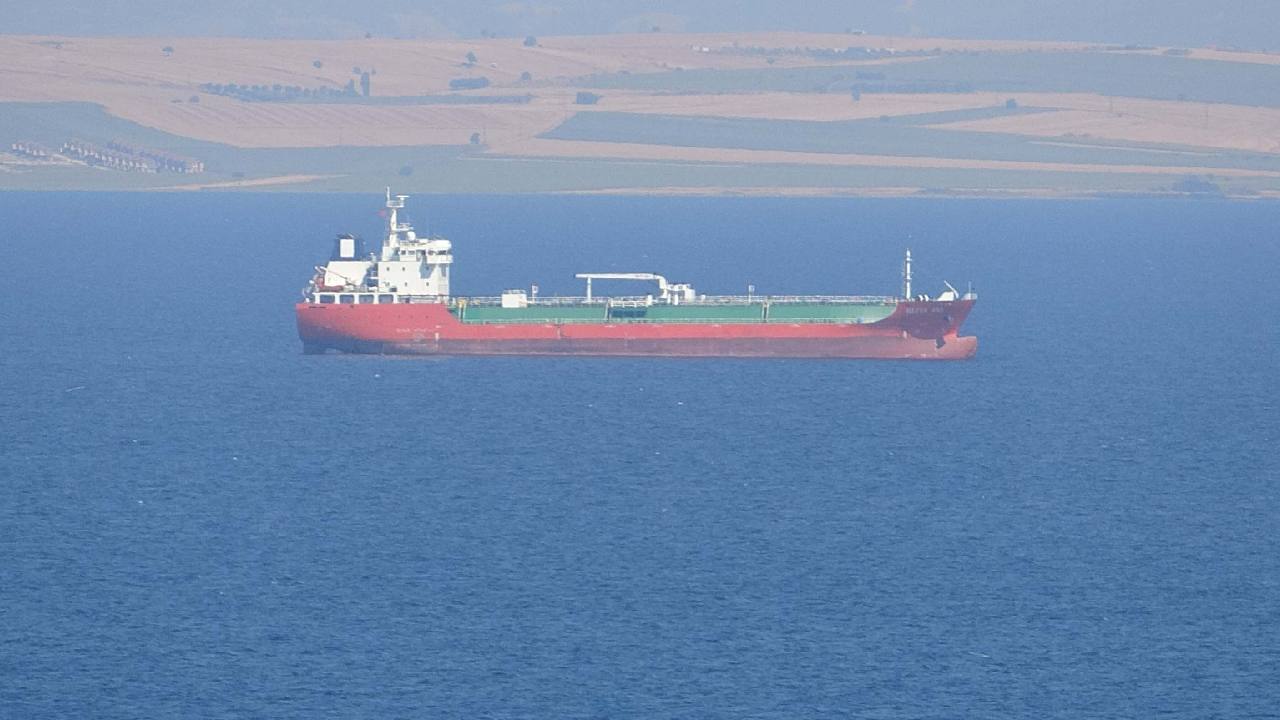 Çanakkale'de Tankerin Bacasında Yangın Çıktı, Ekip Söndürdü