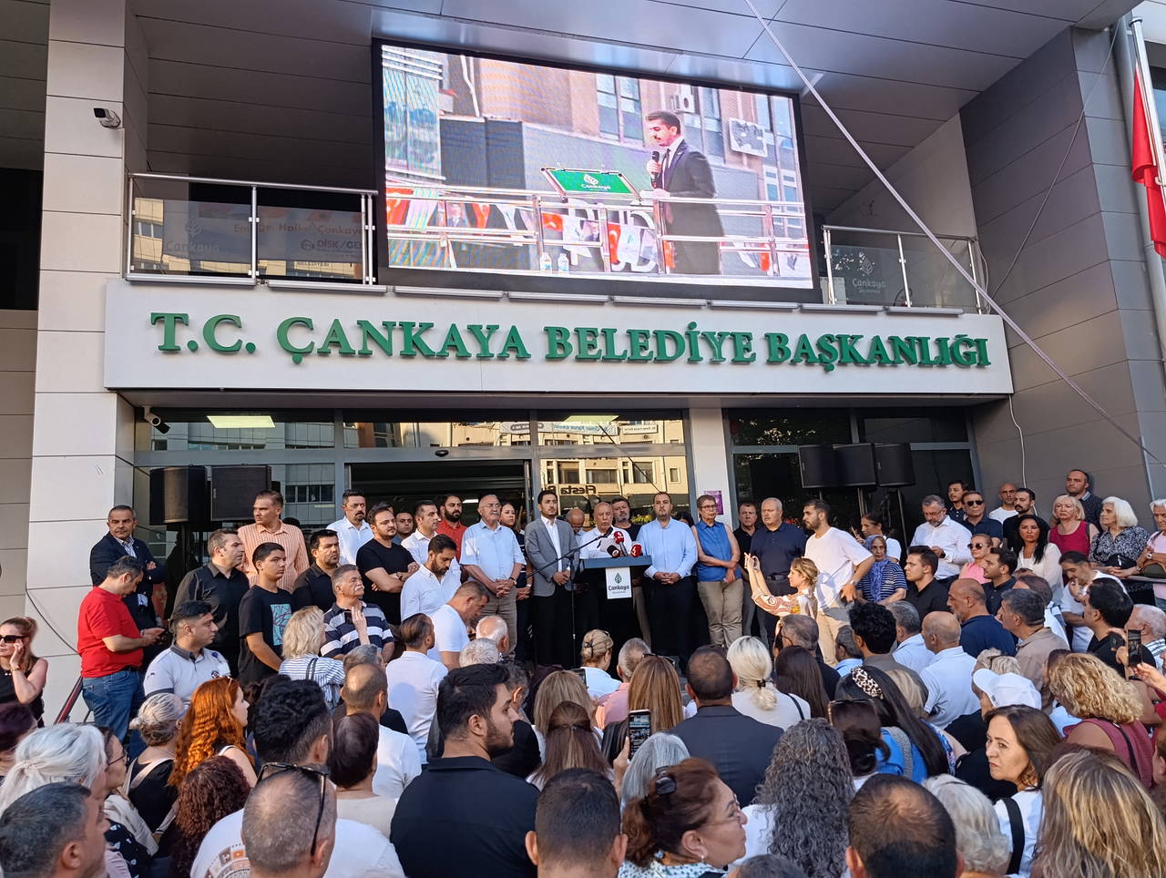 Çankaya Belediye Başkanı Güner tutuklandı, yurttaşlar belediye önünde toplandı