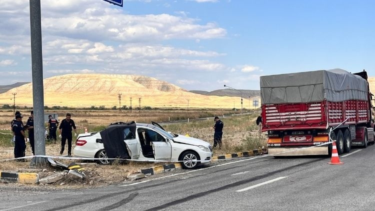 Çankırı'da Feci Kaza: Kamyon ile Otomobil Çarpıştı, 3 Ölü 2 Yaralı