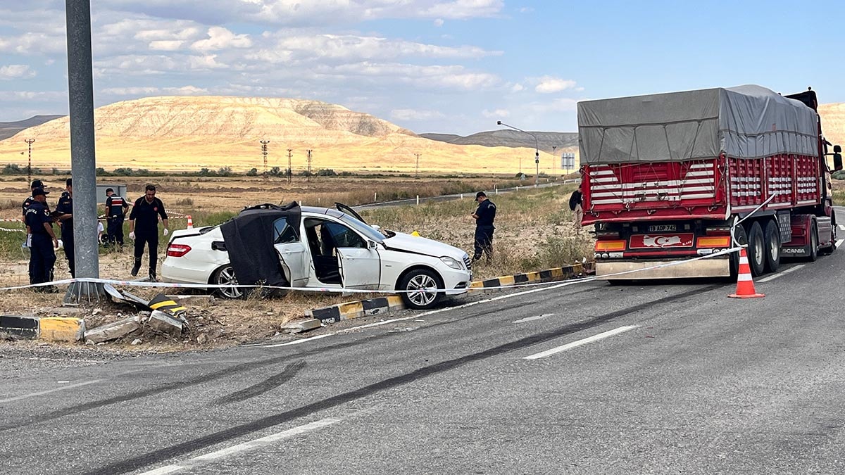 Çankırı'da Kamyon ile Otomobil Çarpıştı: 3 Kişi Hayatını Kaybetti, 2 Yaralı
