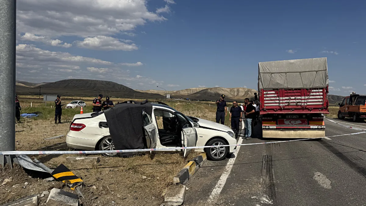 Çankırı'da Kamyon ve Otomobil Çarpıştı: 3 Ölü, 2 Yaralı