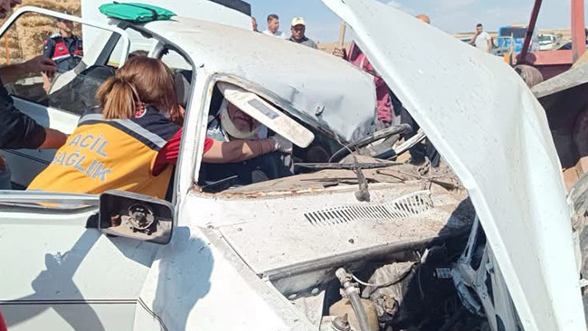 Çankırı'da otomobil traktöre çarptı: 3 kişi hayatını kaybetti