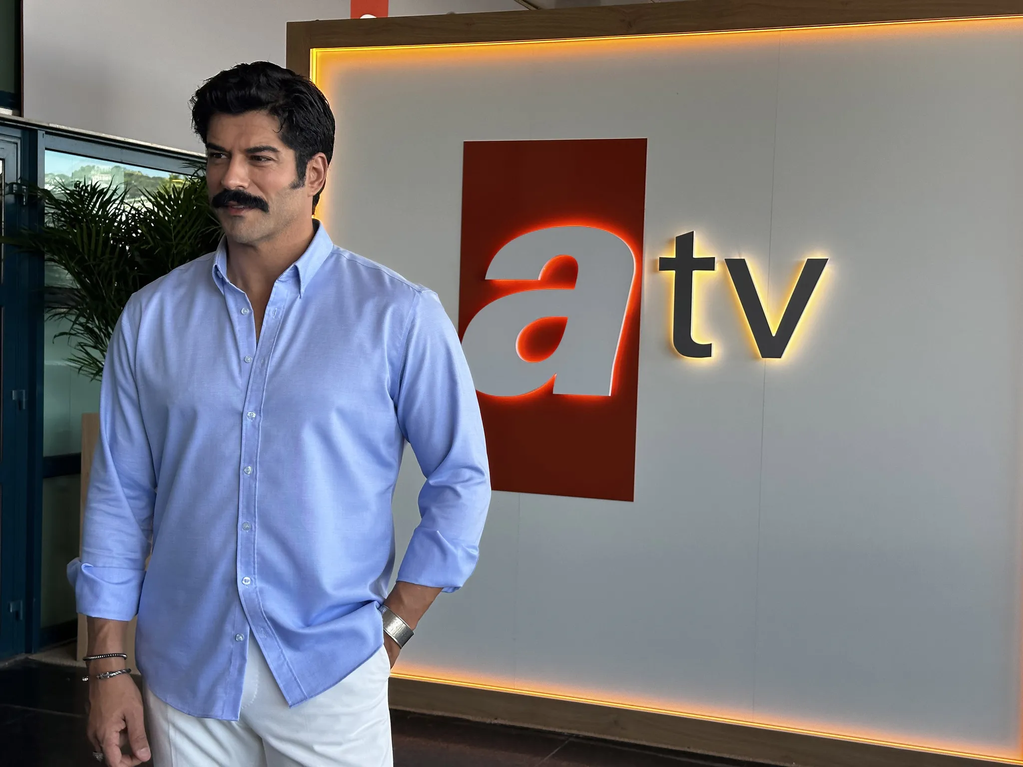 Cannes'da Burak Özçivit Rüzgarı: 'Güneşin Doğduğu Yer' MIPCOM'da Parladı