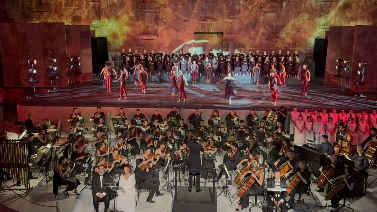 Carmina Burana Aspendos'ta Sahnelendi