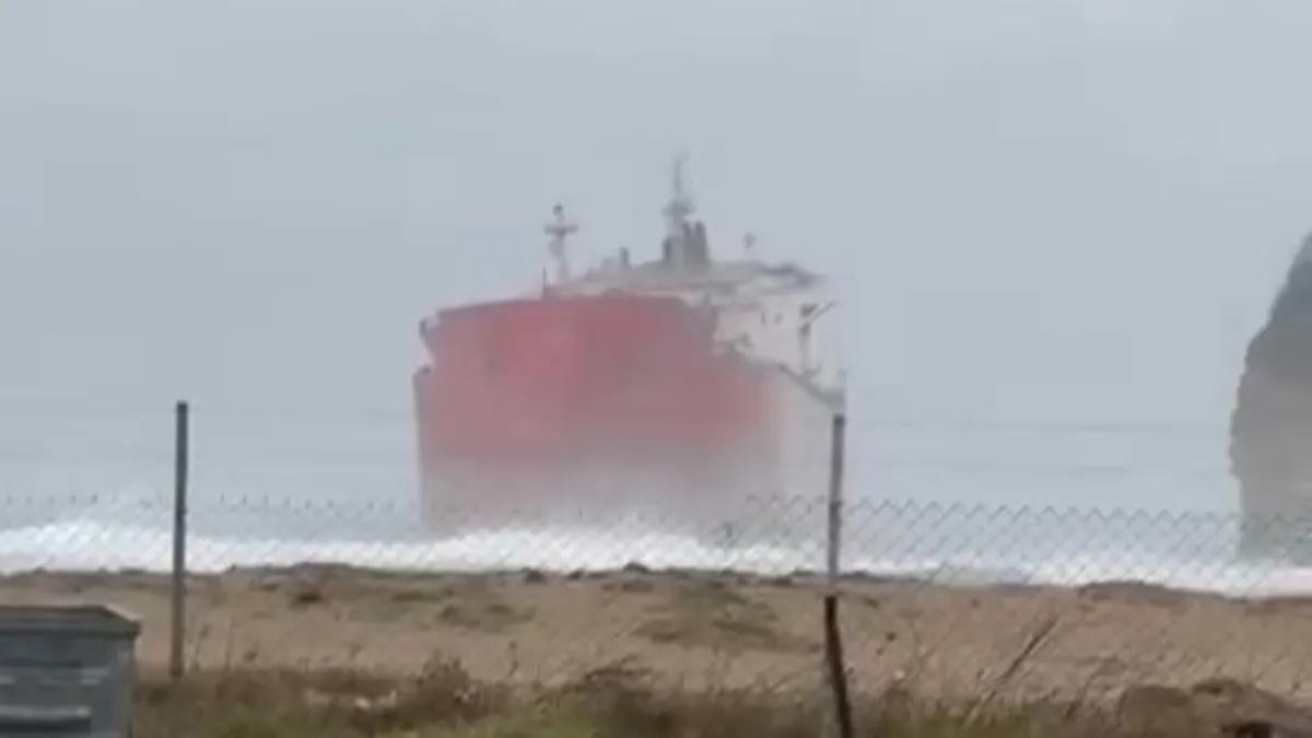 Çatalca'da Gemi Karaya Oturdu: Ekipler Sevk Edildi