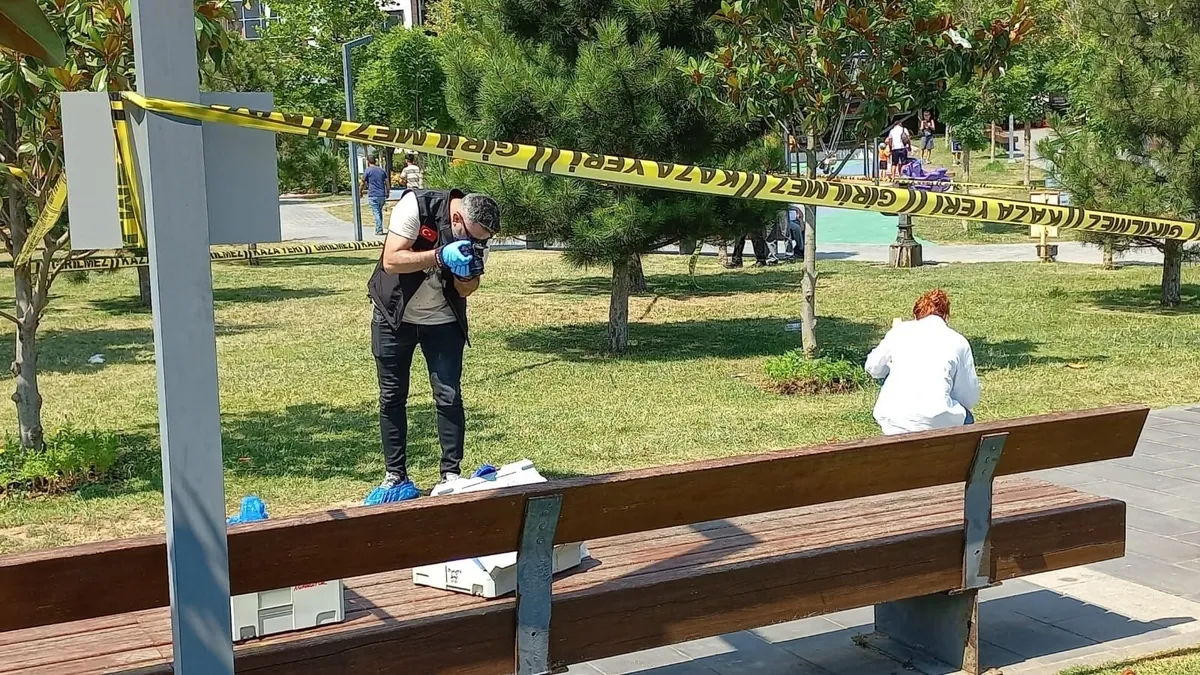 Çatalca'da eşini boğazından bıçaklayan koca kaçtı: O anlar kamerada
