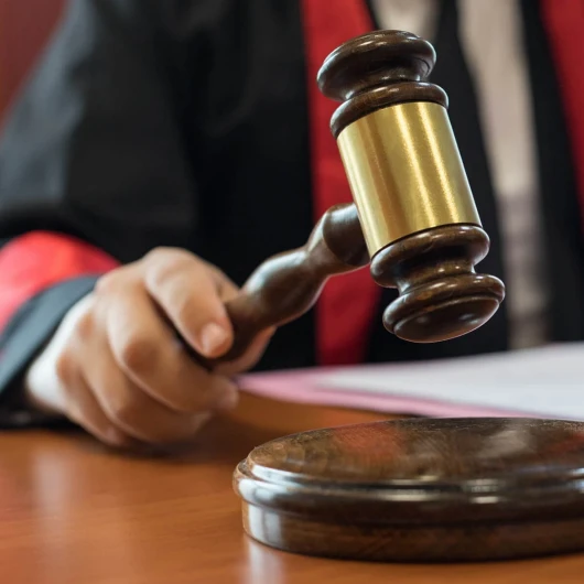 Çay Bardağını Sert Koyan Garsonun İşten Çıkarılması Mahkemeden Döndü