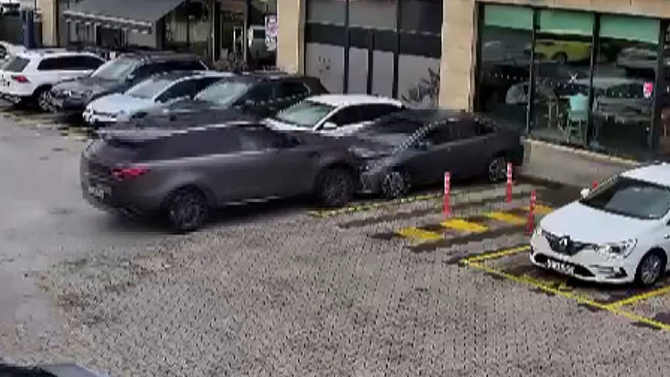Çekmeköy'de Gaz ile Freni Karıştıran Sürücü, Kafeye Daldı