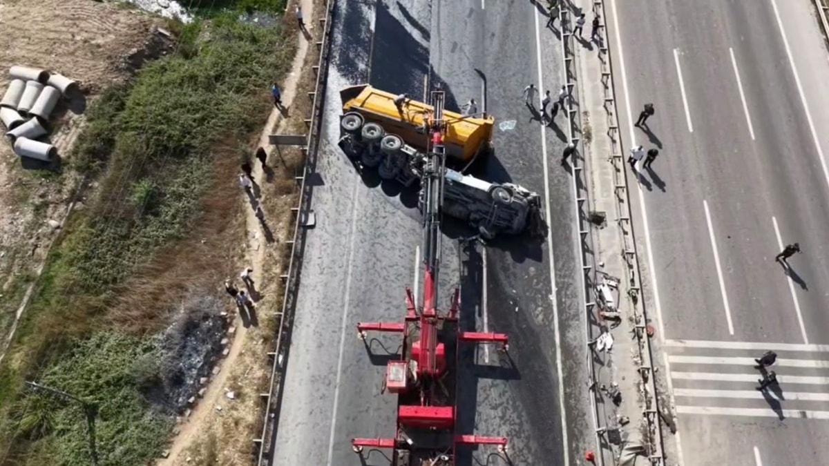 Çekmeköy'de hafriyat kamyonu devrildi: Sürücü ağır yaralı