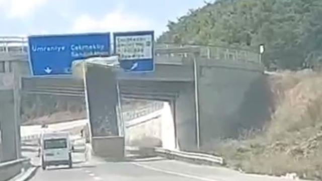 Çekmeköy'de Hafriyat Kamyonu Üst Geçide Çarptı