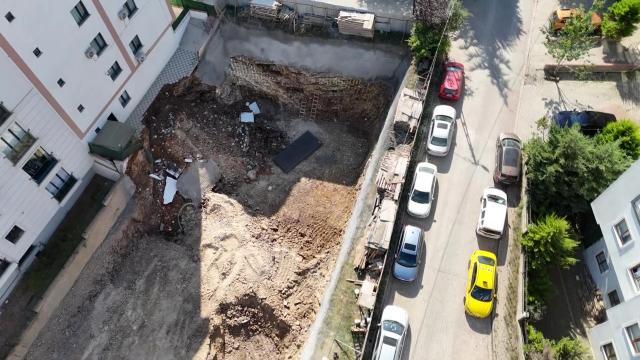 Çekmeköy'de İstinat Duvarı Çöken İnşaatın Yanındaki Bina Boşaltıldı