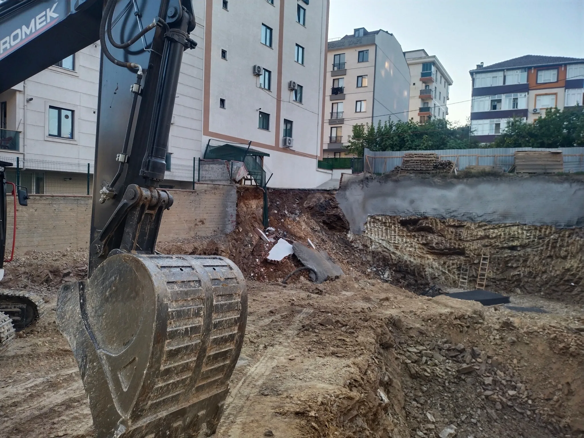 Çekmeköy’de İstinat Duvarı Çöktü, 32 Kişi Tahliye Edildi