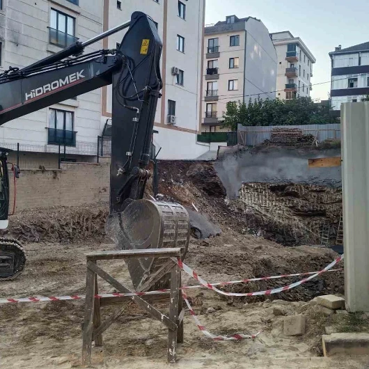 Çekmeköy'de İstinat Duvarı Çöktü: 5 Katlı Bina Tahliye Edildi