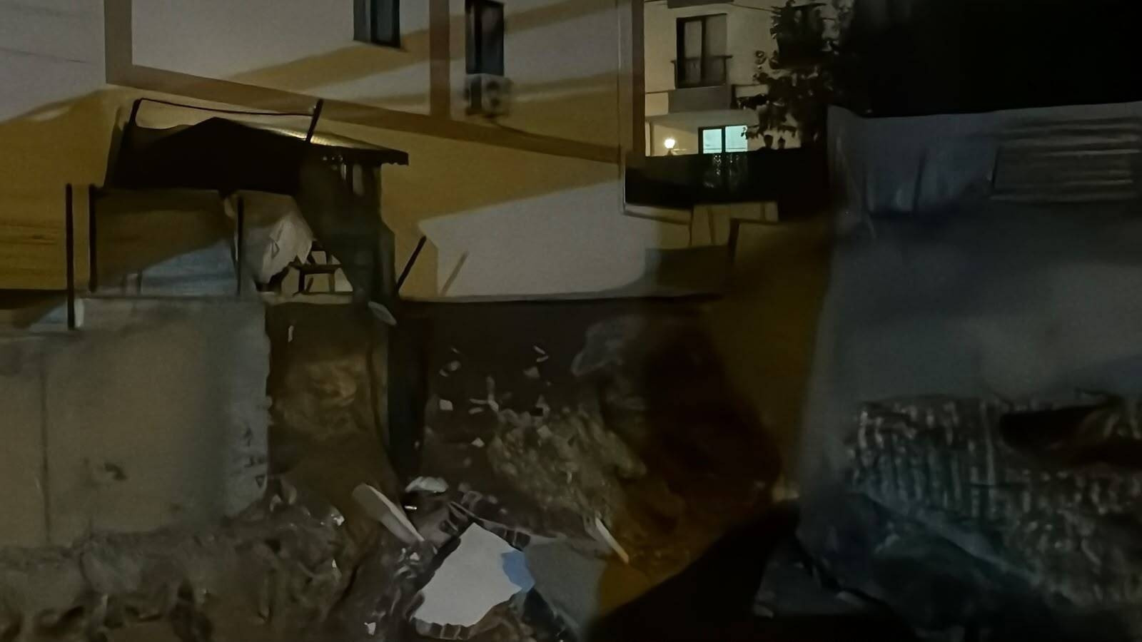 Çekmeköy'de İstinat Duvarı Çöktü, 5 Katlı Bina Tahliye Edildi