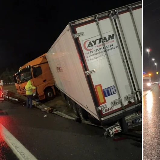 Çekmeköy'de Yağışlı Havada TIR Bariyere Çarptı
