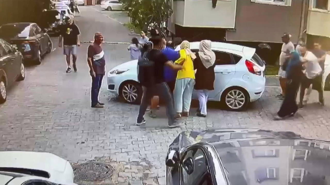 Çekmeköy'de site içi tartışma kavgaya dönüştü: Çocukların gözü önünde saldırı
