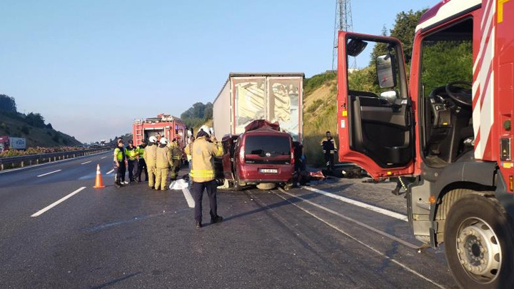 Çekmeköy'de TIR'a arkadan çarpan hafif ticari araçta 1'i bebek 3 kişi öldü