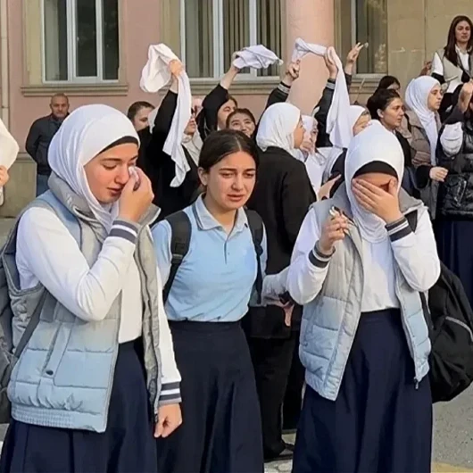 Celilabad'da Başörtülü Kızlara Okul Kapısı Engeli
