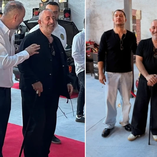 Kalp Krizi Geçiren Cem Yılmaz'dan İlk Etkinlik: Elindeki Baston Dikkat Çekti
