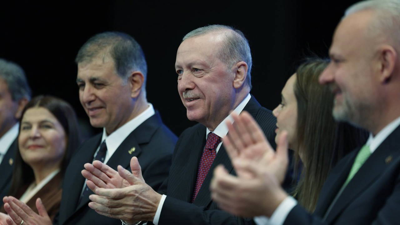 Cemil Tugay AKP'ye transfer oldu, yorumları kapattı