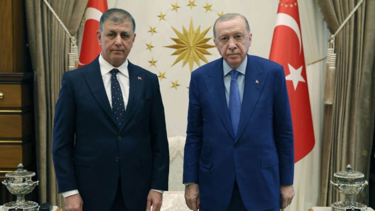 Cemil Tugay AKP'ye Katılıyor: 'Eşim Beni Boşar' Deyip Rozet Takacak