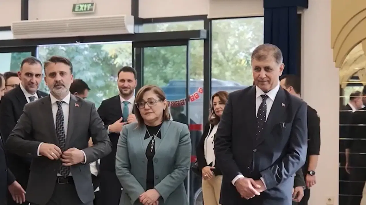 Cemil Tugay Gaziantep'te Fatma Şahin'le sosyal belediyecilik projelerini inceledi