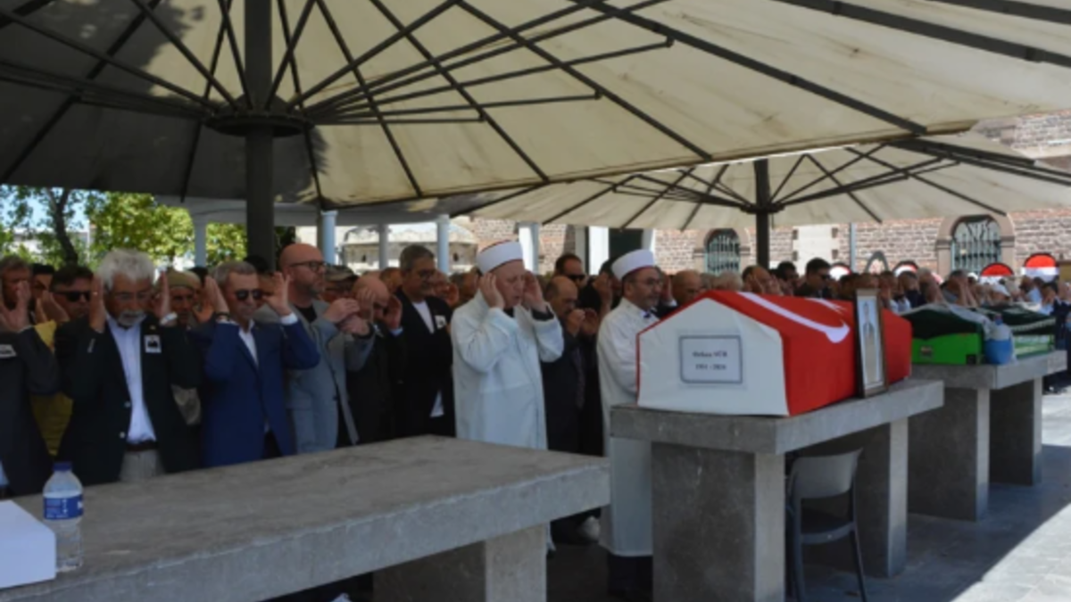 Cenazede iki farklı CHP genel başkanı çelengi şaşkınlık yarattı