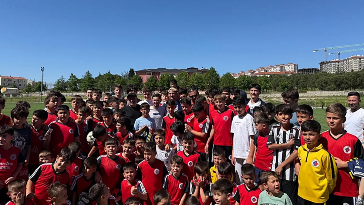Cengiz Ünder, futbola başladığı Sındırgı'daki kulübünde genç yeteneklerle bir araya geldi