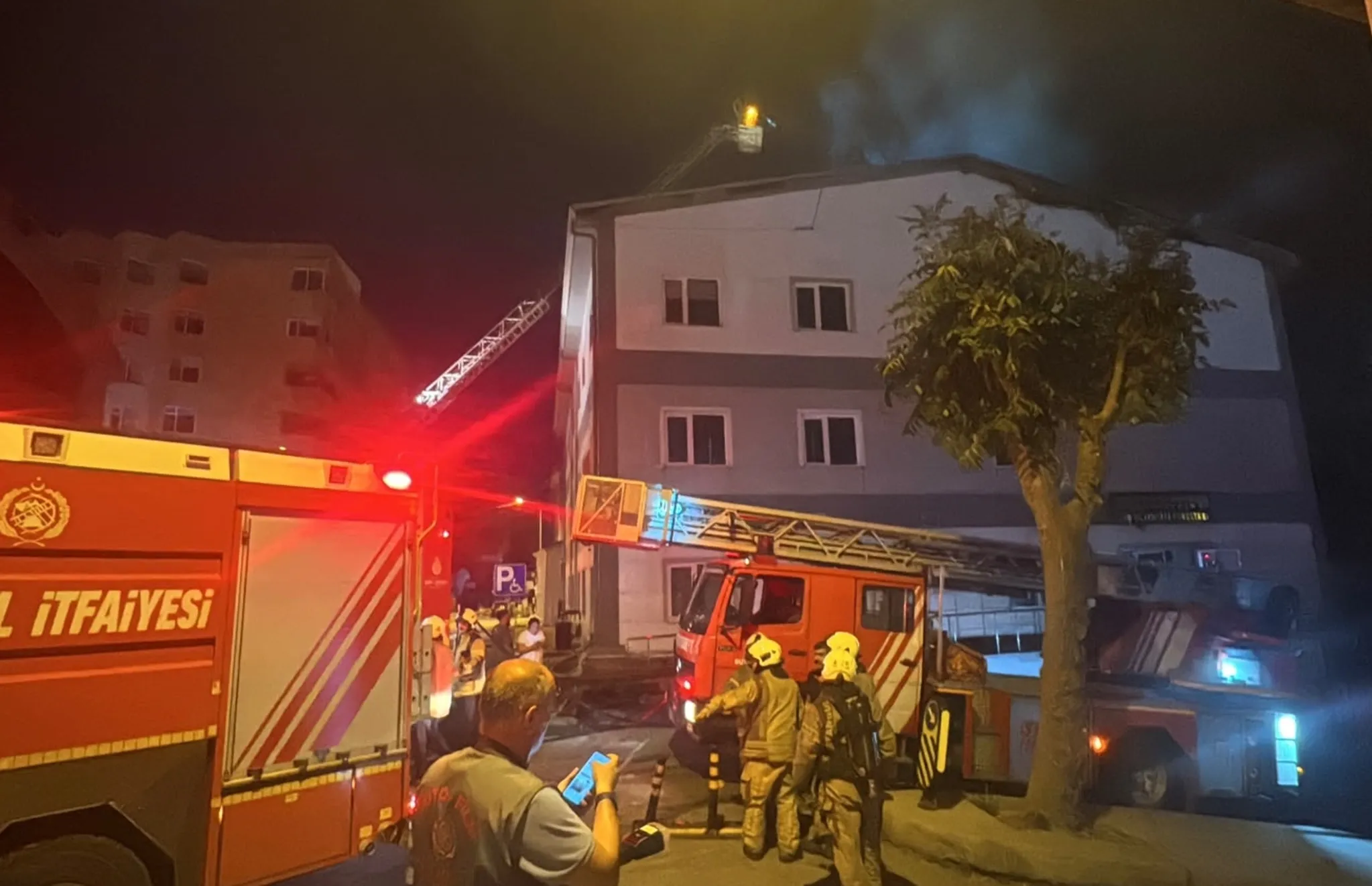 Cerrahpaşa Diş Hekimliği Fakültesi'nde çatı yangını: Alevler hızla söndürüldü