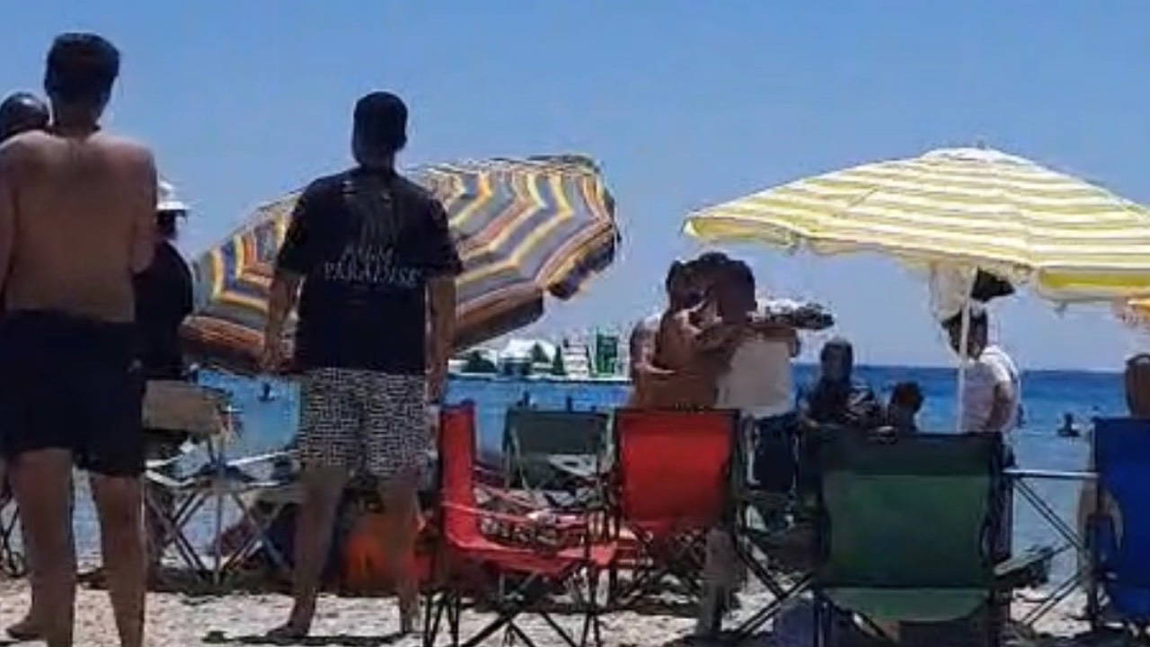 Çeşme Altınkum'da şemsiye kavgası: Yumruklar havada uçuştu