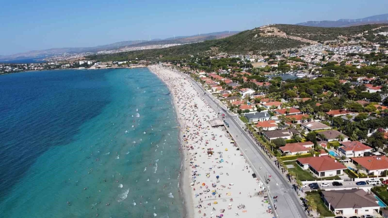 Çeşme'de bayram tatilinde nüfus 1 milyona dayandı: Yüz binlerce araç akın etti