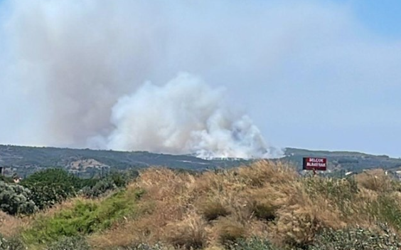 Çeşme'de çöplük yangını makilik alana sıçradı, ekipler seferber oldu
