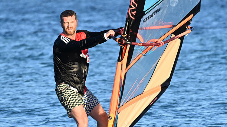 Çeşme'de Girişimci Rüzgar Sörfünde: Engin Öztürk'ten Plaj Serüveni