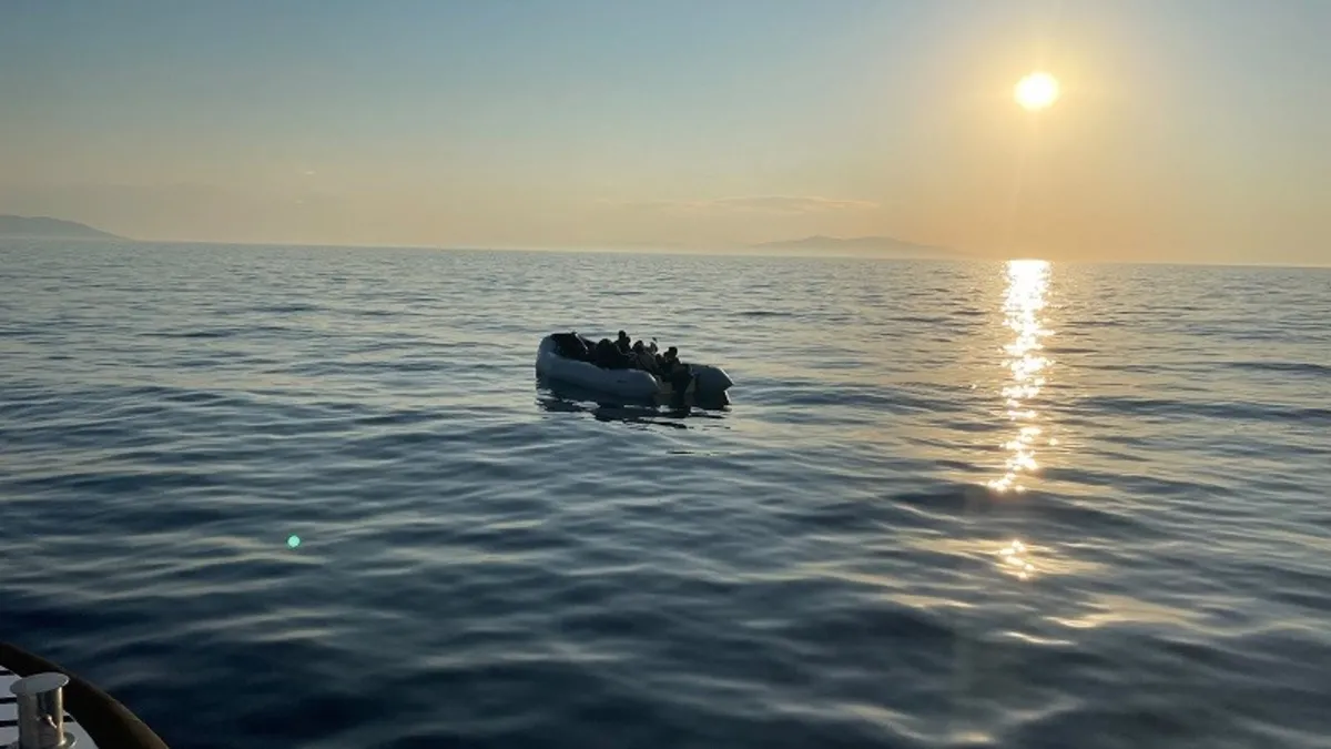 Çeşme'de lastik bottaki 20 düzensiz göçmen Sahil Güvenlik tarafından yakalandı