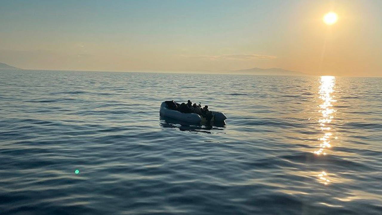 Çeşme'de 20 Düzensiz Göçmen Lastik Botta Yakalandı