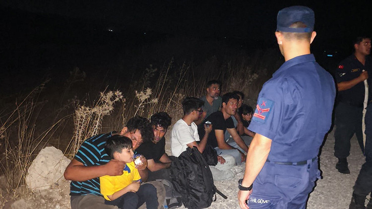 Çeşme'de düzensiz göçmen operasyonu: 18 kişi kurtarıldı