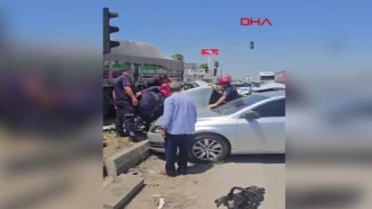 Ceyhan'da TIR kavşakta iki otomobile çarptı: 5 yaralı