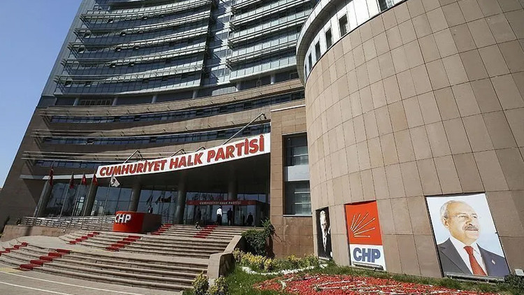 CHP’de 4 ilçe başkanı görevden alındı: Şanlıurfa’da yönetimler feshedildi