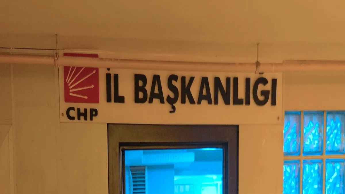 CHP Ankara İl Başkanlığı'nda Gece Yarısı Gerginliği: Fahri Yıldırım Protestoyla Karşılandı